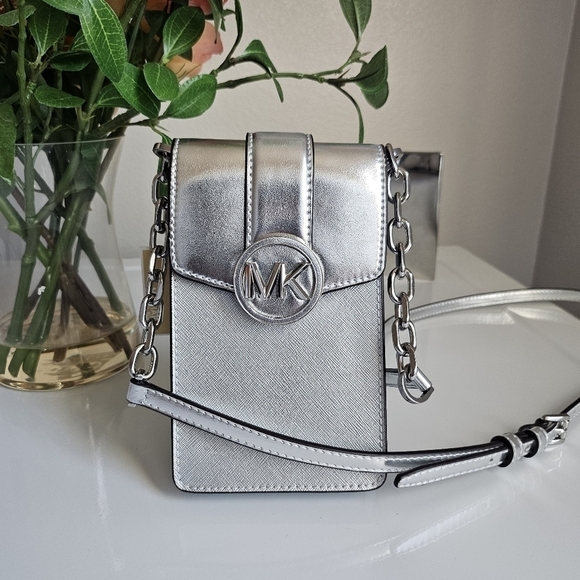 Michael kors phone crossbody - Picture 1 of 10